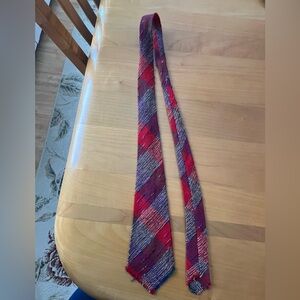 El Rico’s tie by Los Wigwam